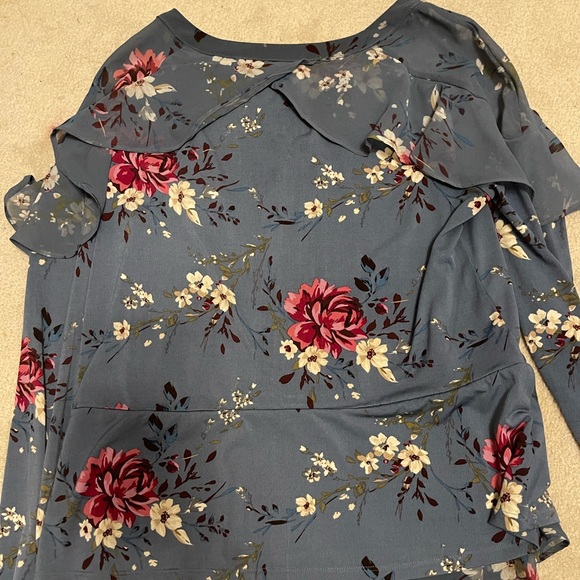 4 Medium size Spring tops - Picture 4 of 10